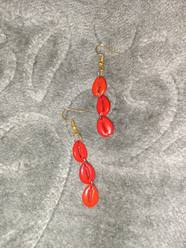 Cowrie shell earring - Image 3