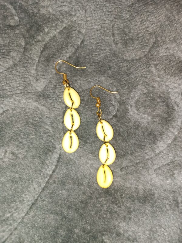 Cowrie shell earring - Image 9